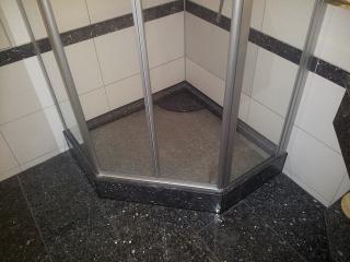 Granitdusche mit Glasabtrennung Granitdusche mit Glasabtrennung