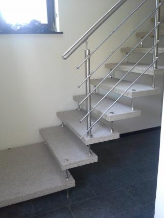 Treppe mit Anfangspodest wegen Platzmangel Treppe mit Anfangspodest