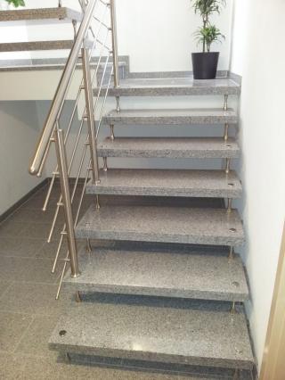 Bolzentreppe G603 gerade mit Edelstahlgeländer Bolzentreppe G603