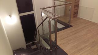 Bolzentreppe mit Glasgeländer Bolzentreppe mit Glasgeländer