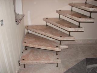 Freitragende Marmortreppe