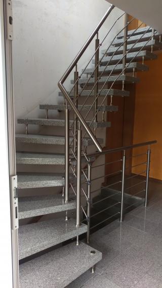 freitragende Treppe Granit grau