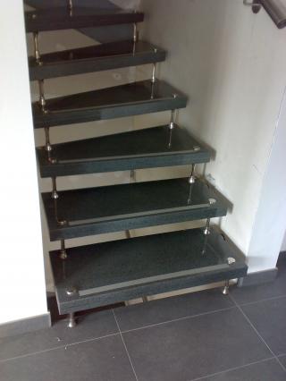 Treppe mit Rutschhemmstreifen Treppe mit Rutschhemmstreifen