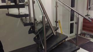 Bolzentreppe mit Glasgeländer Bolzentreppe mit Glasgeländer
