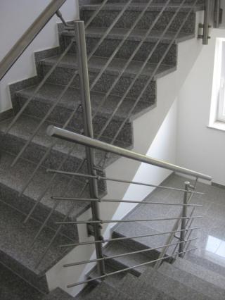 Innentreppe gerade Granit G636 mit Geländer Innentreppe G636