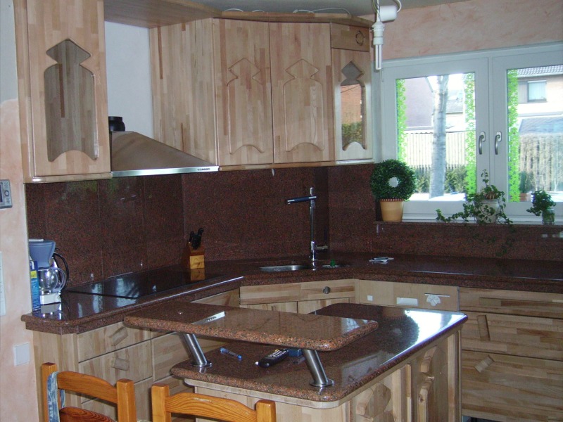 Präkah Küchenarbeitsplatte aus Granit mit eingefräster Abtropffläche